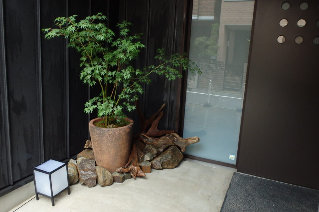 植物×流木×石材による玄関前の大型装飾　【目黒区T邸様】