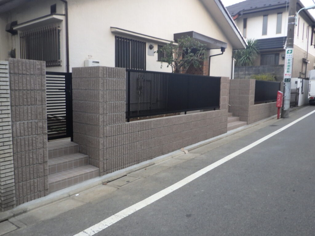 危険な印象のブロック塀を安全なフェンス塀に改修しました【渋谷区Ｍ邸様】