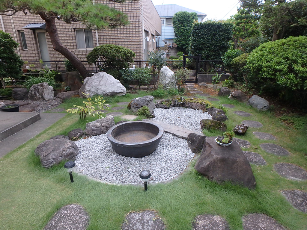 庭の池を化粧砂利で埋めて明るい印象に【渋谷区Y邸様】