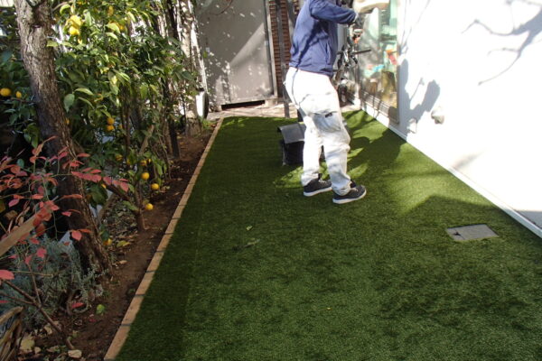 芝生の育たない庭園の一部を、人工芝へとリニューアル【渋谷区O邸様】