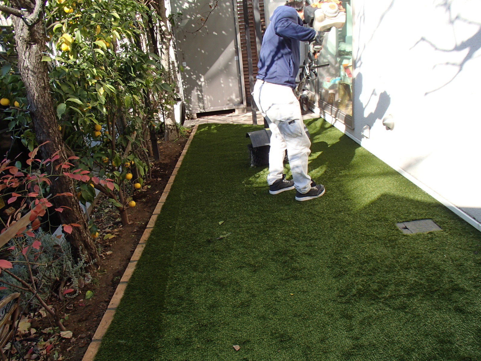 芝生の育たない庭園の一部を、人工芝へとリニューアル【渋谷区O邸様】