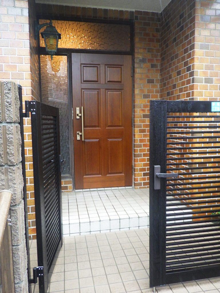 古くて傷ついた玄関ドアを新しくリニューアル【渋谷区Ｓ様邸】