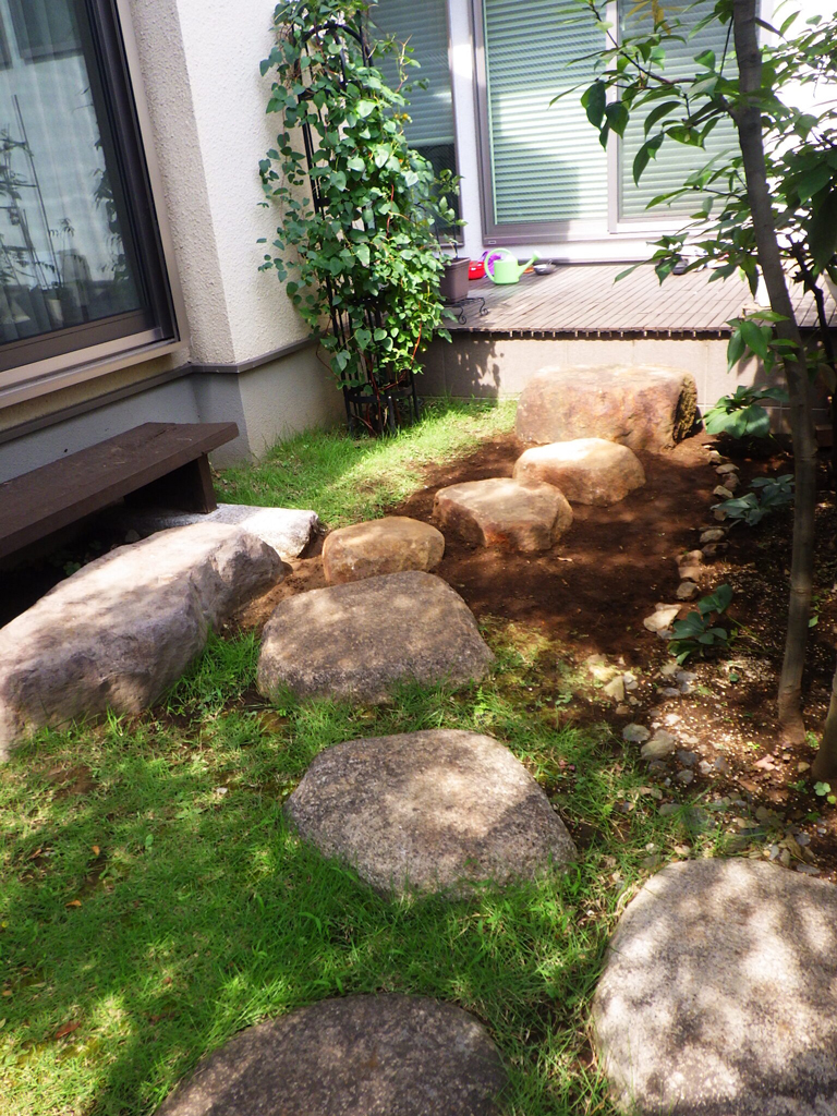 お庭の沓脱石と飛石を新しく設置しました【世田谷区Ｙ様邸】